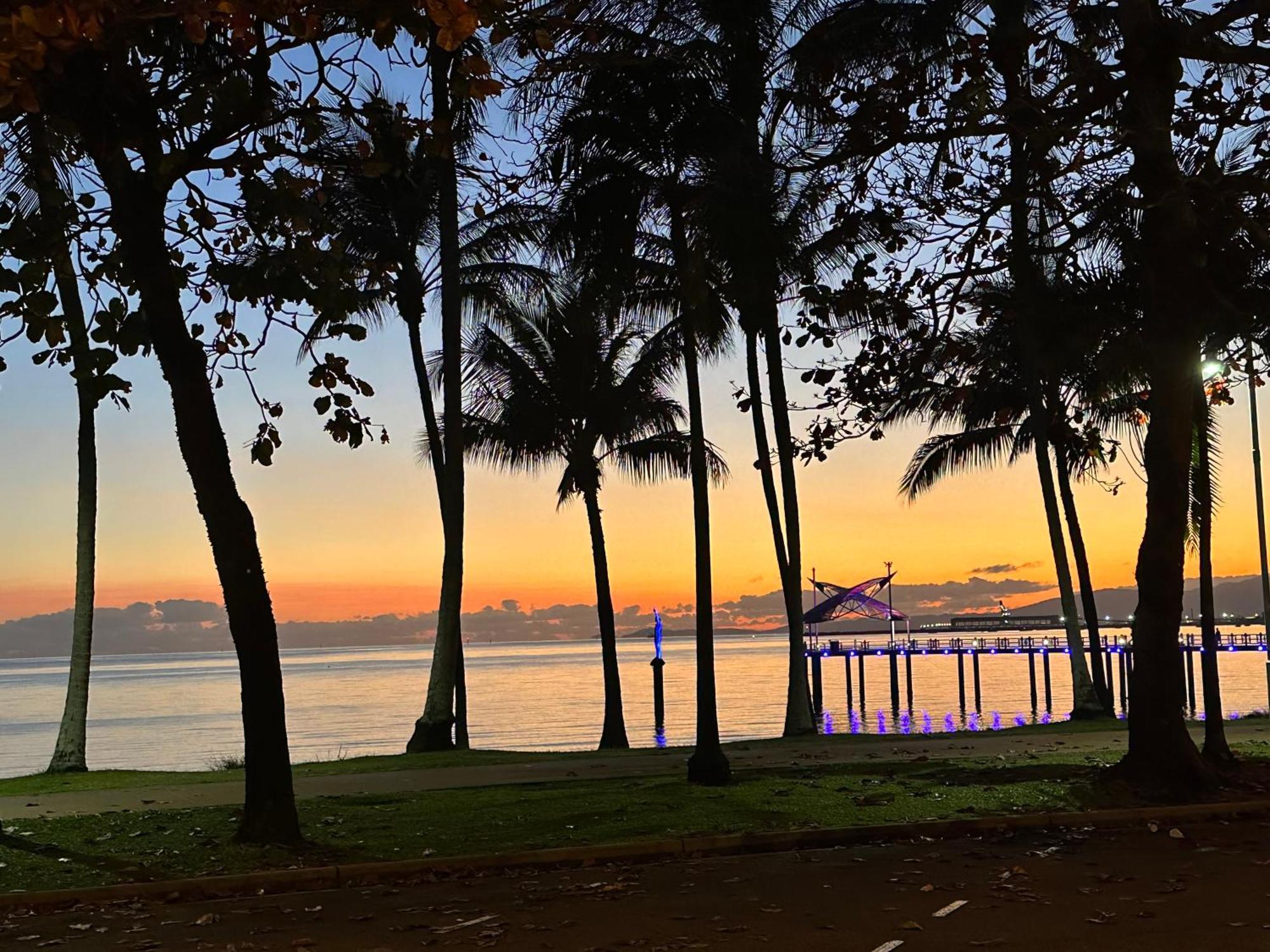 Apartamento The Iconic Watermark On The Strand Townsville Exterior foto